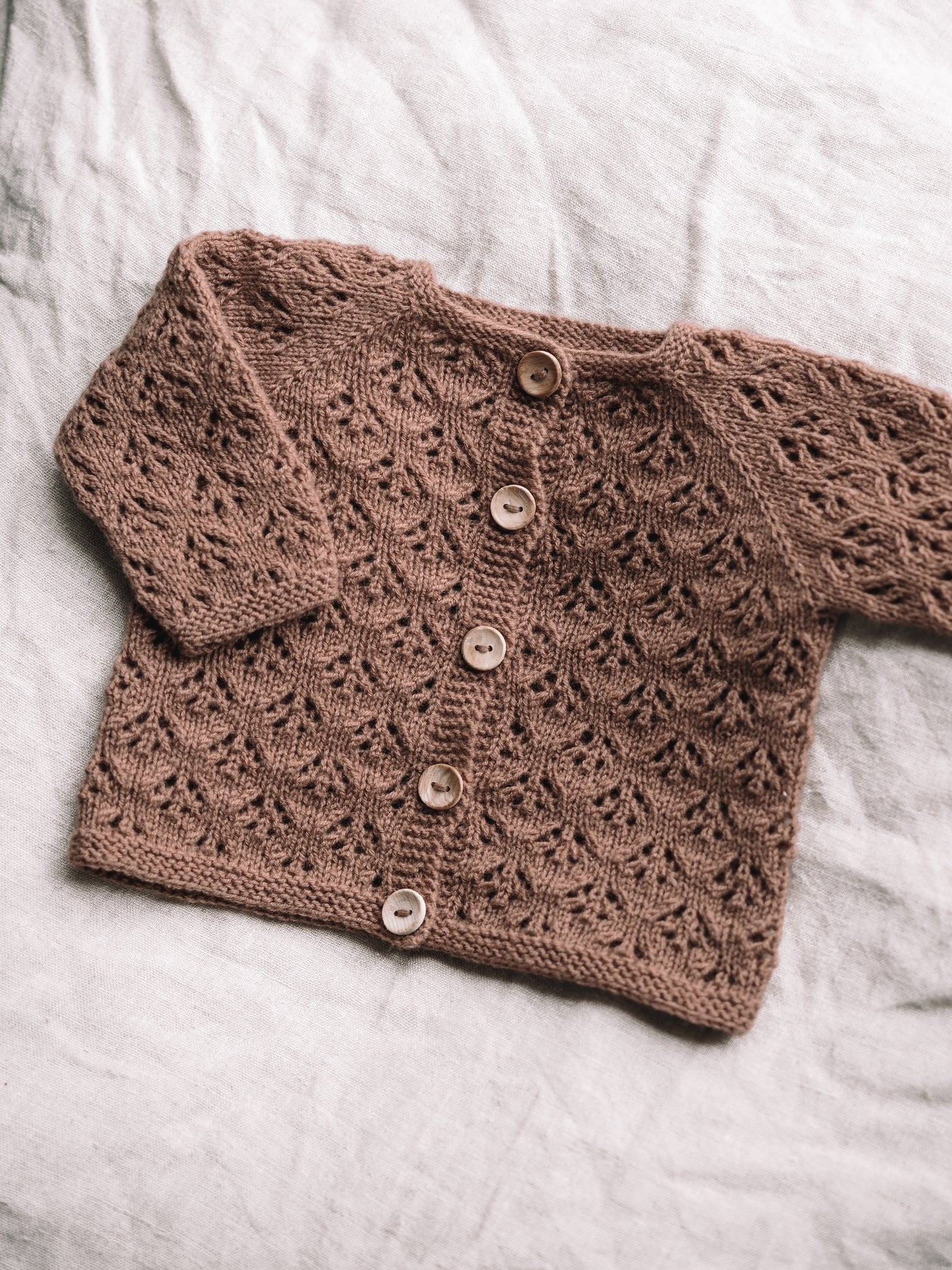 NYHET! – Konglecardigan Mini // Pinecone cardigan Mini